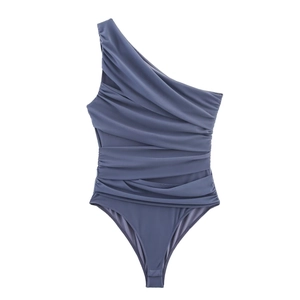 Eleganter staubblauer One-Shoulder-Body mit asymmetrisch drapierten Faltenlagen