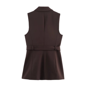 Détail du dos d'un gilet de costume marron sans manches avec ceinture assortie