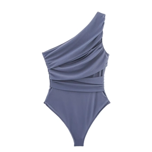 Detail eines blauen asymmetrischen Bodys mit gerafftem Netzstoff und Schulterfalten