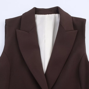 Gilet de costume marron foncé sans manches avec doublure blanche et revers en pointe