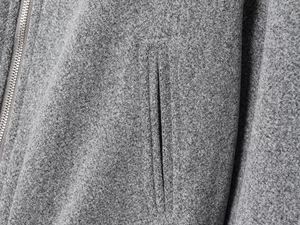 Détail du tissu en laine grise du blouson bomber avec fermeture éclair et poche