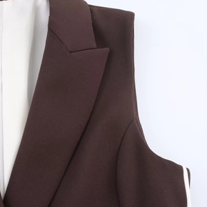 Vue détaillée du revers de gilet marron foncé avec doublure blanche et coutures fines