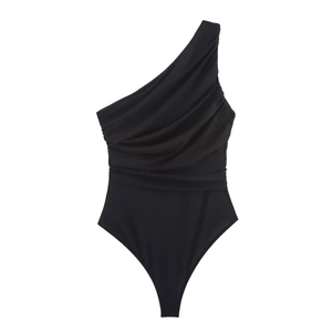 Detailansicht eines schwarzen asymmetrischen Bodys mit eleganten horizontalen Falten