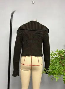 Gros plan d'un gilet en maille côtelée vert olive avec un large col marin et une texture épaisse