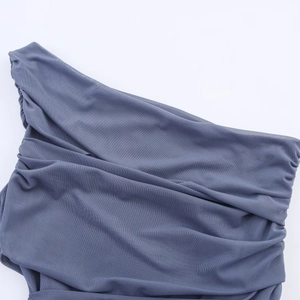 Detailansicht eines blau-grauen Mesh-Bodys mit asymmetrischen Falten und Raffungen
