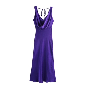 Elegante abito midi in raso viola scuro con scollo a cappuccio e lacci sulla schiena