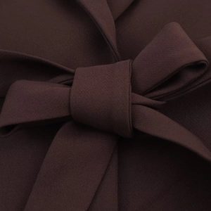 Vue macro détaillée du tissu marron chocolat et du détail du nœud fait à la main