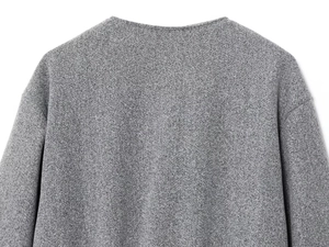 Détail du bombardier en maille grise montrant la couture du col et la texture douce