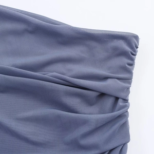 Detail des stahlblauen Netz-Bodys mit elastischem Raffstoff und feiner Nahtführung
