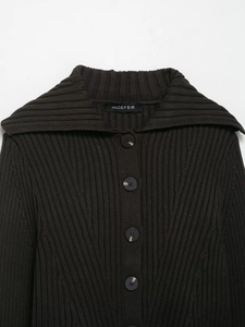 Détails du cardigan en maille côtelée gris foncé avec boutons texturés et large col