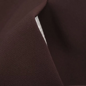 Vue détaillée du tissu tissé marron foncé montrant la texture épaisse et les coutures