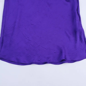 Abito midi viola scuro con texture stropicciata e lucentezza satinata per uno stile chic