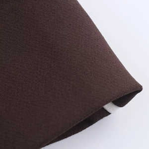 Gros plan sur le tissu tissé marron de qualité avec des bandes latérales texturées de luxe
