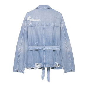 Vue arrière de la veste en jean bleu clair délavé avec déchirures et ceinture taille