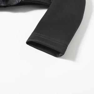 Veste matelassée noire oversize avec manches contrastées et coutures de précision