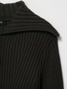 Détail macro de la texture en maille côtelée foncée et du col sur ce cardigan chic