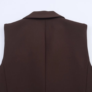 Détail du gilet sans manches marron foncé avec décolleté ajusté et texture tissée