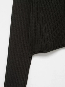 Vue détaillée du cardigan noir en maille côtelée avec une texture épaisse de haute qualité