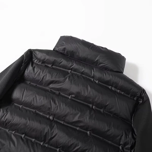 Détail du dos d'une veste coupe-vent noire brillante avec rembourrage matelassé et col montant