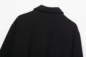 Gros plan détaillé du col et des coutures d'épaule de cette veste décontractée noire