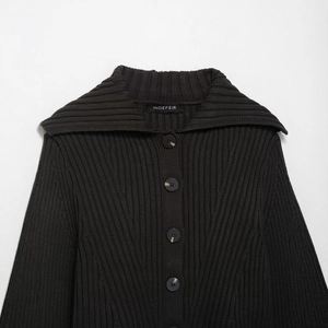 Cardigan en maille côtelée gris foncé pour femmes avec col marin et boutons marbrés