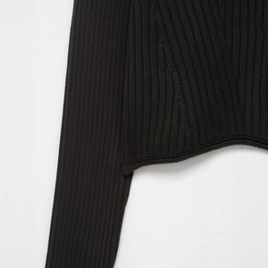 Gilet en maille côtelée noire pour femme avec boutons et texture verticale détaillée