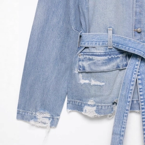 Veste en jean bleu clair délavée avec ceinture et ourlet effiloché de haute qualité
