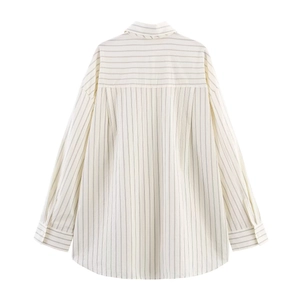 Vue arrière d'une chemise rayée ample à manches longues avec empiècement horizontal