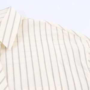 Détail du col d'une chemise à rayures montrant les coutures et la texture du tissu