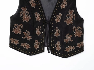 Détail du gilet bohème noir en suédine avec broderies marron et clous dorés élégants
