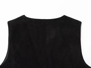 Détail de la couture arrière et texture en daim mat de ce gilet noir sans manches