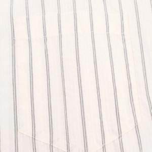 Détail d'une chemise blanche à rayures montrant une poche plaquée avec coutures précises