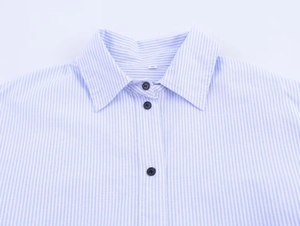 Close-up of the shirt collar with blue stripes and black buttons and size S tag