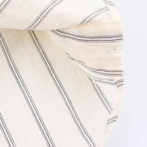 Blouse ample à rayures verticales élégante en tissu crème avec texture raffinée