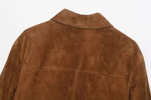 Detailaufnahme des dunkelbraunen Wildlederjacken-Kragens mit feinen Nähten und Textur