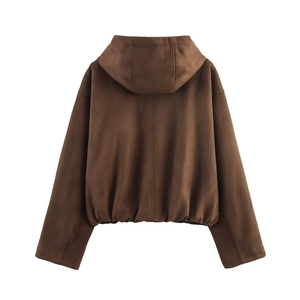 Détails du dos d'un blouson aviateur à capuche en daim marron foncé avec coutures propres