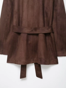 Vue détaillée du dos d'une veste en daim marron foncé avec ceinture décorative et coutures
