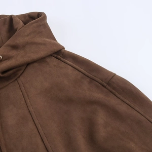 Nahaufnahme der braunen Velours-Kapuzenjacke mit verstärkten Nähten an der Schulter