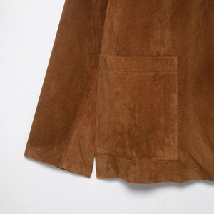 Braune Wildlederjacke mit großer aufgesetzter Tasche und seitlichem Schlitz