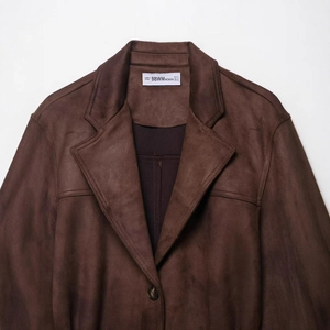 Veste en suédine marron foncé pour femme avec col à revers et ceinture assortie