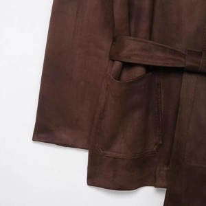 Veste en suédine marron foncé pour femmes avec ceinture à nouer et grande poche plaquée