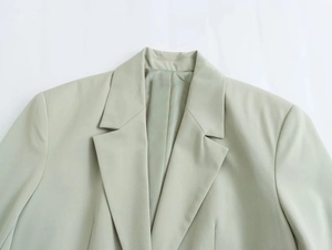 Détail du col à revers de ce blazer vert menthe à la texture tissée de qualité