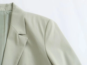 Gros plan détaillé du revers du blazer vert clair et texture du tissu tissé de qualité