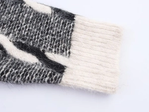 Gros plan sur le poignet en tricot contrasté avec maille côtelée douce