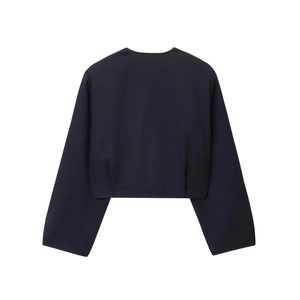 Vue arrière d'un blazer court bleu marine à manches longues avec une coupe minimaliste