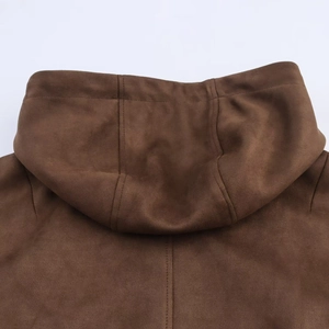 Gros plan sur les coutures de la capuche d'un blouson aviateur marron en suédine