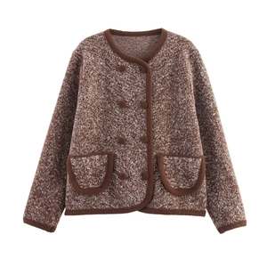 Cardigan in maglia marrone testurizzata con scollo rotondo, doppio petto e bordi a contrasto