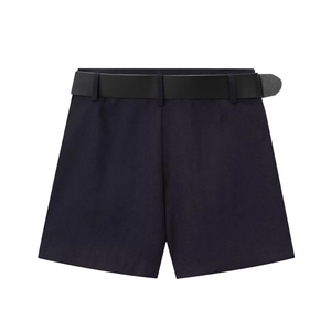 Détail du short bleu foncé avec une large ceinture noire et une texture de qualité