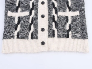 Détail de la texture en maille et des boutons noirs sur ce cardigan pour femme