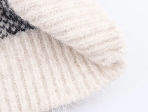 Vue détaillée de la texture douce en mohair et de la maille côtelée contrastée